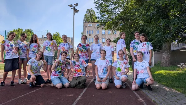 Zdjęcie grupowe klasy 7a w kolorowych koszulkach