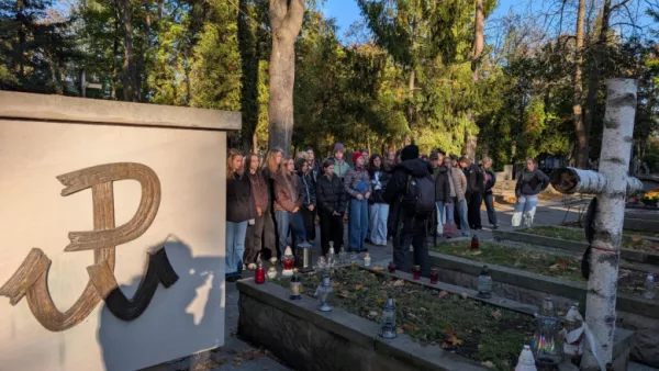 Uczennice przy grobie Aleksandra Kamińskiego na Powązkach