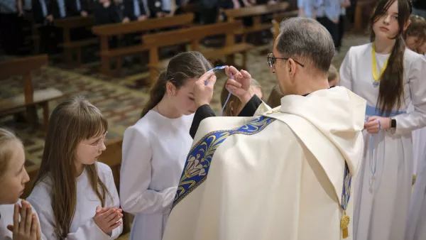 Nowe bielanki otrzymują medalik od ks. Dyrektora.