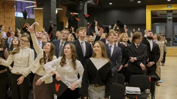 Birety w górę i strzały konfetti. (fot. Antoni Szumielewicz)