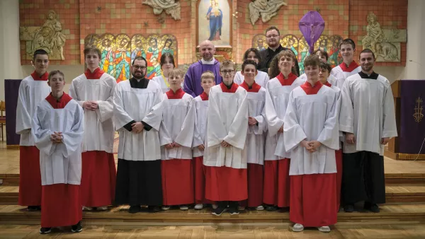 Rekolekcjoniści ze służbą liturgiczną.