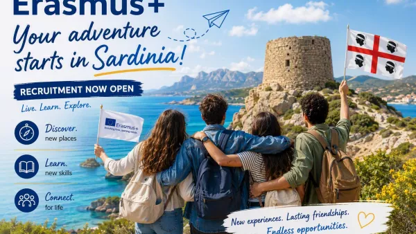 Nastolatkowie stoją na brzegu morza, na wzniesieniu z flagą Sardynii. 