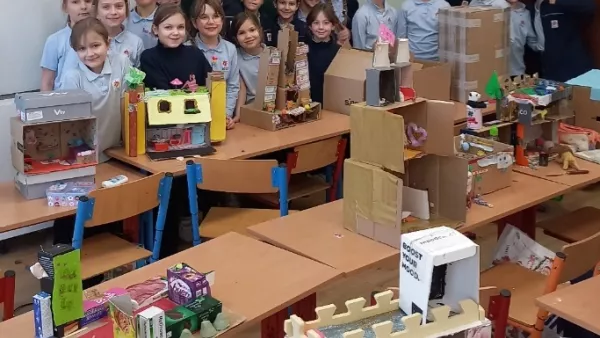 Grupowe zdjęcie uczennic klasy 3c 