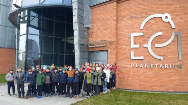 Uczniowie klas 3c i 3d przed łódzkim Planetarium