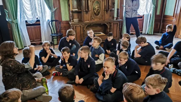 Uczniowie klasy 3b słuchają historii domu i życia rodziny Scheiblerów w Muzeum Kinematografii w Łodzi. 