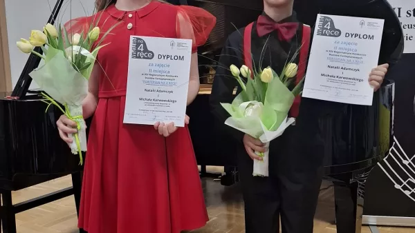Natalia Adamczyk z klasy 6c i Michał Karwowski z klasy 5b z dyplomem za II miejsce w XIV Regionalnym Konkursie Duetów Fortepianowych "Fortepian na 4 ręce".