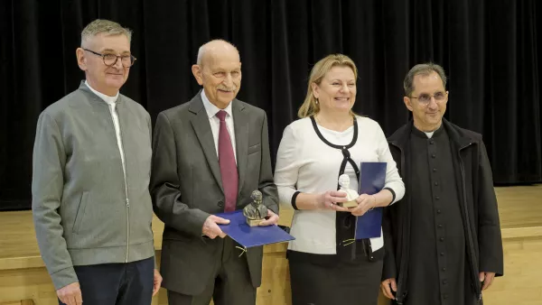 Wyróżnieni nauczyciele wraz z ks. Inspektorem (po lewej) i dyrektorem szkoły. (fot. Agnieszka Guminiak)