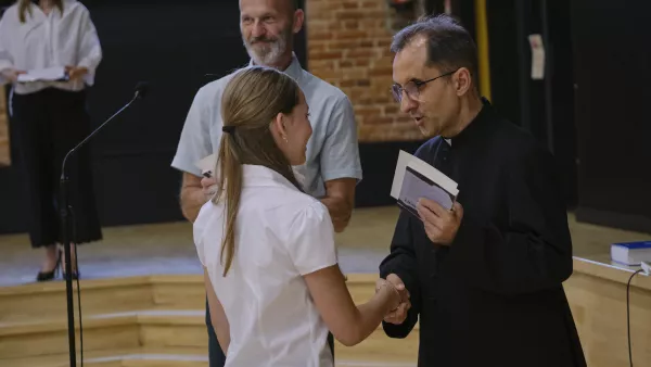 Dyrektor szkoły wręcza nagrody wyróżnionym uczniom. (fot. Antonii Szumielewicz)