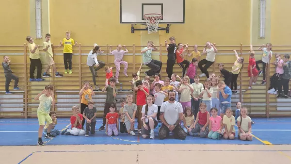 Zdjęcie grupowe wszystkich uczestników po ostatnich zajęciach Krav Maga