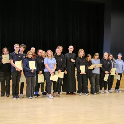 Uczestnicy 1. etapu Konkursu o Księdzu Bosko 2023 z pamiątkowymi dyplomami.