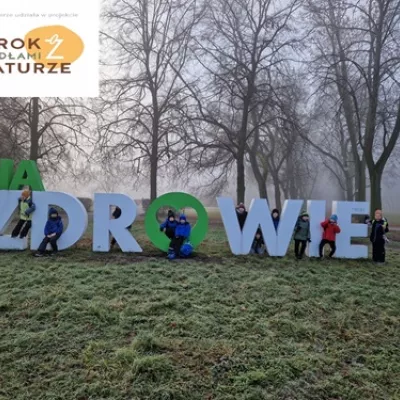 Uczniowie klasy 2D przy napisie "Na Zdrowie".