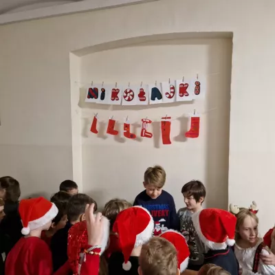 Uczniowie Samorządu Uczniowskiego podczas przerwy. 