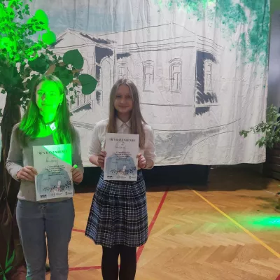 Hela i Zosia na rozdaniu nagród w Szkole Podstawowej im. Jana Kochanowskiego nr 29