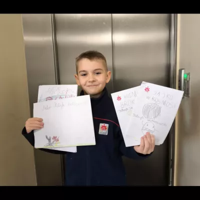 Uczeń klasy 2b z napisanymi przez siebie książkami. 