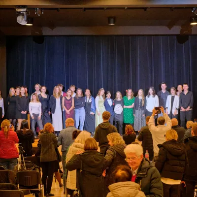 Cecyliada 2024 SLO, wszyscy wykonowacy na scenie pozują do zdjęcia