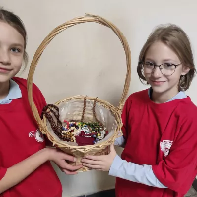 Wolontariuszki SKC z koszem pełnym różańców - zbiórka różańców dla ubogich w dniach 13-15 listopada 2024 r.