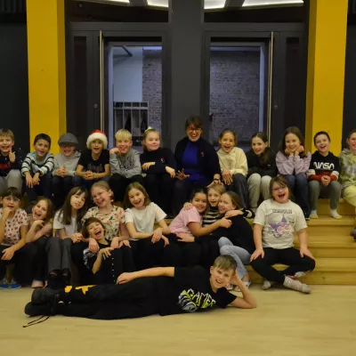 Grupa uczniów teatru Beznazwy w auli szkolnej. 