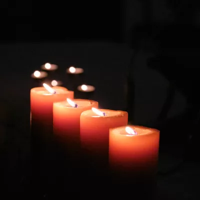 Zapalone świece podczas Mszy roratniej.