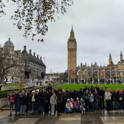 Uczestnicy wycieczki w Londynie, w tle Parlament i Big Ben. 