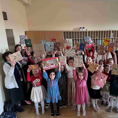 Wigilie klas wczesnoszkolnych. Klasa 1a i 1c obdarowująca się książkowymi prezentami. 