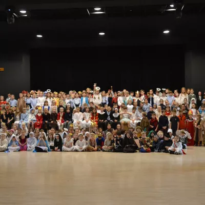 Uczestnicy balu Wszystkich Świętych - uczniowie klas wczesnoszkolnych. 