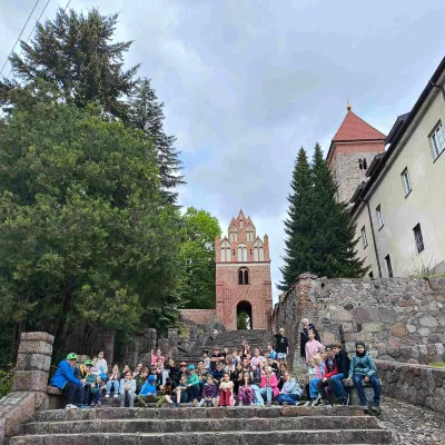 Zdjęcie grupowe klas 2a i 2b przed Klasztorem w Czerwińsku nad Wisłą. 