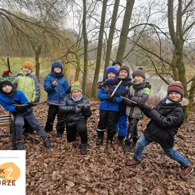 Uczniowie klasy 2D pozujący do zdjęcia podczas zabawy w parku