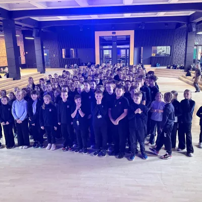 Uczniowie klas 4-6 biorą udział w quizie w auli (Fot. Maciej Jarosz)