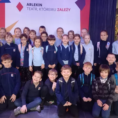 uczennice i uczniowie z klas drugich pozują do wspólnego zdjęcia w teatrze