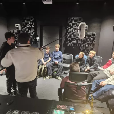 Uczniowie na warsztatach z realizacji dźwięku