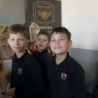 Poznajemy pasiekę i pracę pszczelarza.