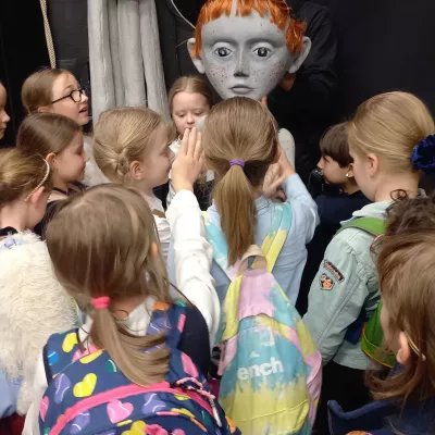 Uczennice z klasy 2c podczas zwiedzania kulisów Teatru Arlekin 