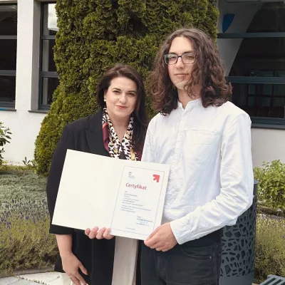 Pani Barbara Jundo Kaliszewska z Antonim Chodynieckim w czasie uroczystego zakończenia programu „Zdolny uczeń – świetny student”