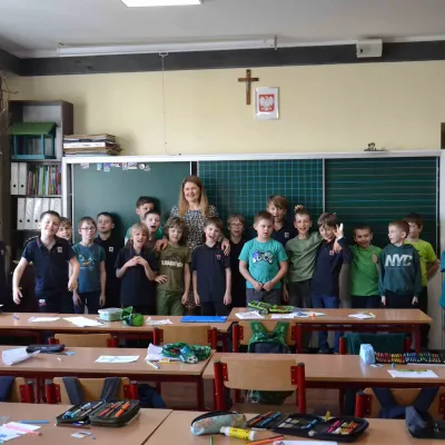 Klasa 2b z naszym gościem, panią Anetą Wabnic. 