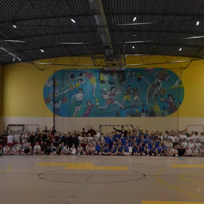 Uczestnicy z czterech szkół finałowego spotkania sportowego.