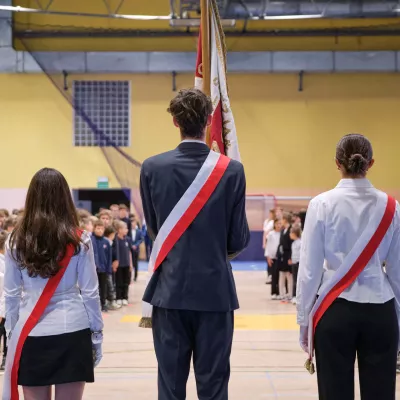 Poczet sztandarowy podczas akademii w Dniu Edukacji Narodowej 2025. (fot. Amelia Szymańska)