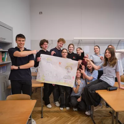 Uczniowie liceum prowadzą lekcję o Ks. Bosko dla szkoły podstawowej. (fot. Amelia Szymańska)