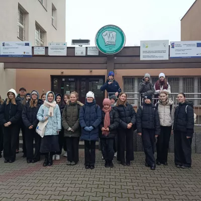 Dziewczęta 7a przed Technikum Gastronomicznym w Łodzi, fot. Aleksandra Wójcik