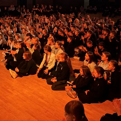 Uczniowie Szkoły Salezjańskiej podziwiają przedstawienie