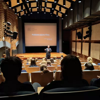 Lekcja muzealna w Muzeum Kinematografii - uczniowie klas 7a i 7d w sali kinowej muzeum