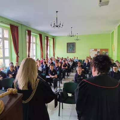 Spotkanie klas siódmych z przedstawicielami wymiaru sprawiedliwości: sędzią, prokuratorem i adwokatem w auli Jana Pawła II