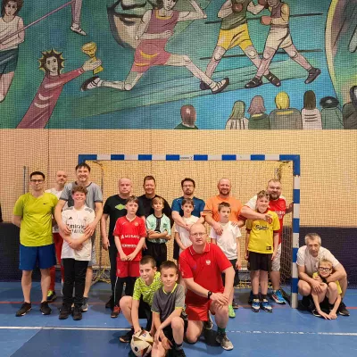 Mecz synowsko-ojcowski w 4b na hali sportowej, zdjęcie grupowe