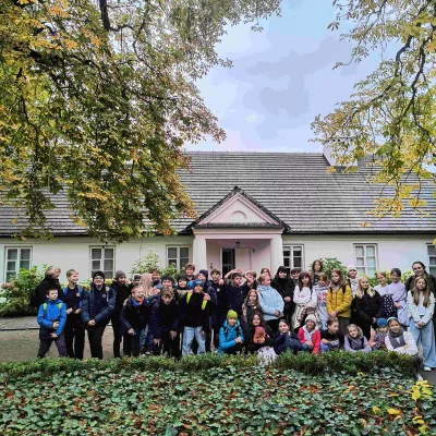 W Żelazowej Woli, zdjęcie całej grupy (foto Marcin Paździor)