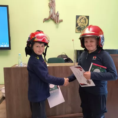 Spotkanie klas 4b i 5b ze strażakiem w auli Jana Pawła II (foto Marcin Paździor)