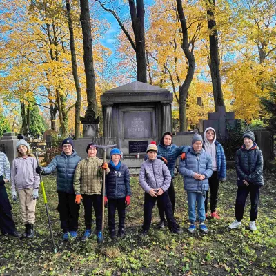 Porządkowanie Starego Cmentarza 2025 (foto Marcin Paździor