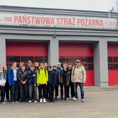 Pamiątkowe zdjęcie klasy 8d przed Państwową Strażą Pożarną
