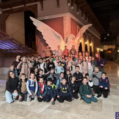 Uczniowie klas 4B i 4C wraz z opiekunami zrobili pamiątkowe zdjęcie