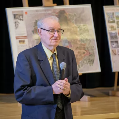 Pan Cezary Rembowski przemawia do uczniów liceum podczas Słówka. (fot. Maciej Majtczak)