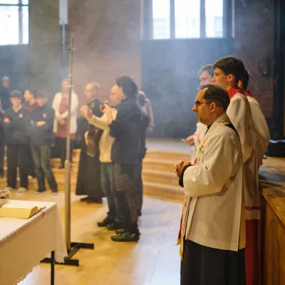 Ks. Dyrektor w asyście ministrantów prowadzi szkolną kolędę podczas Słówka dla SLO (fot. Amelia Szymańska)