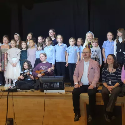 Szkolne kolędowanie 24.01.2025, zdjęcie grupowy wszystkich występujących